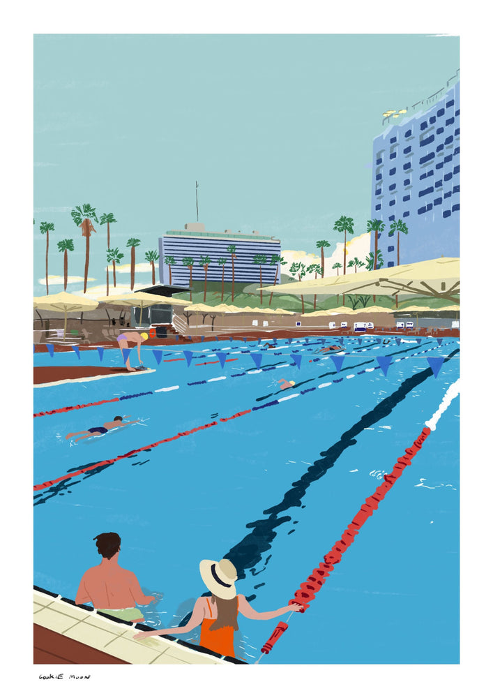 Gordon Pool מאת קוקי מון — שחיינים במים כחולים, מסלולי שחייה, שמשיות ודקלים מול הבניינים של תל אביב. איור מלא אור ותנועה, שמכניס הביתה את האווירה הקיצית של בריכת גורדון.