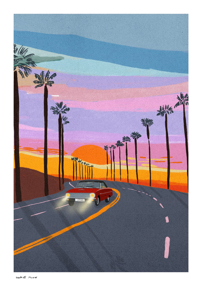 Orange Sky in LA מאת קוקי מון — שמש כתומה גדולה שוקעת מעל כביש מתפתל ושדרת דקלים. מכונית אדומה ושמיים בגוני ורוד וסגול יוצרים אווירה קליפורנית חמימה.