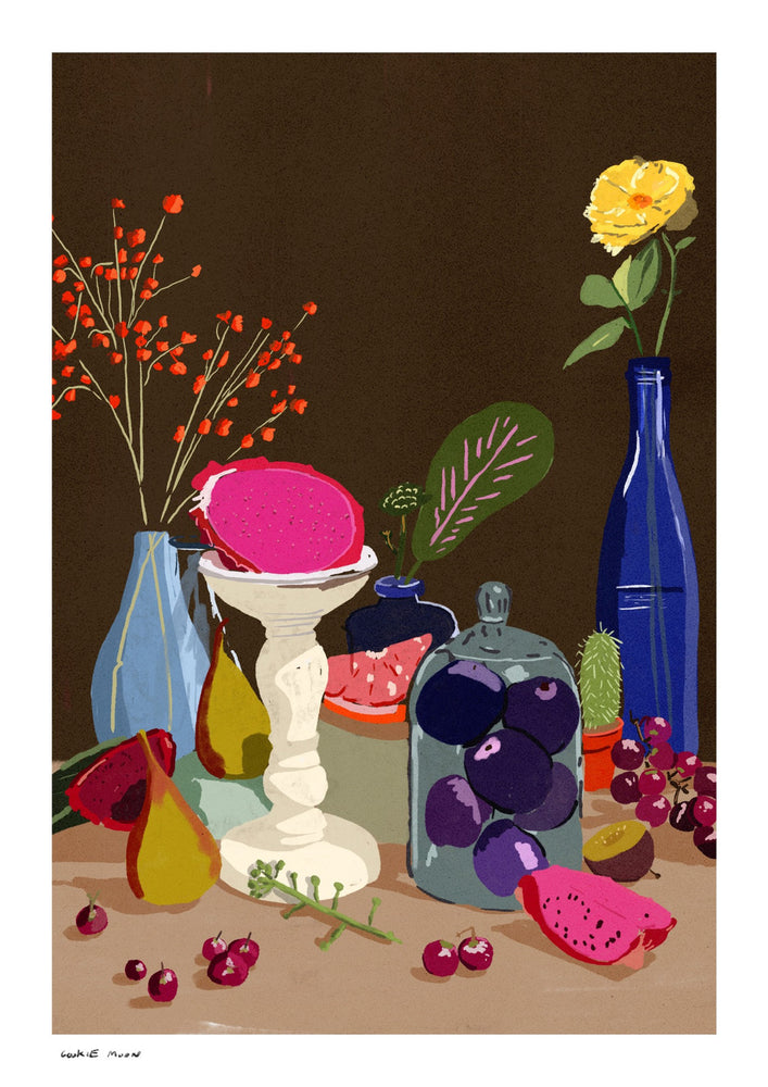 Still Life in Paris מאת קוקי מון — סידור עשיר של פירות, פרחים וכלים בגוני כחול על רקע חום עמוק. פיטאיה ורודה, אגסים וצנצנת שזיפים יוצרים טבע דומם מלא צבע ופרטים.
