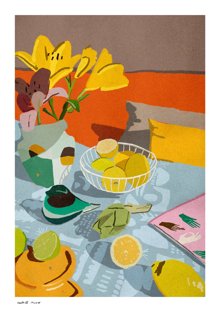 Still Life in Yellow מאת קוקי מון — פרחים צהובים, לימונים וכלי קרמיקה פיסולי על שולחן בגוני תכלת. כריות כתומות ופרטים קטנים משלימים טבע דומם בהיר ושמח.
