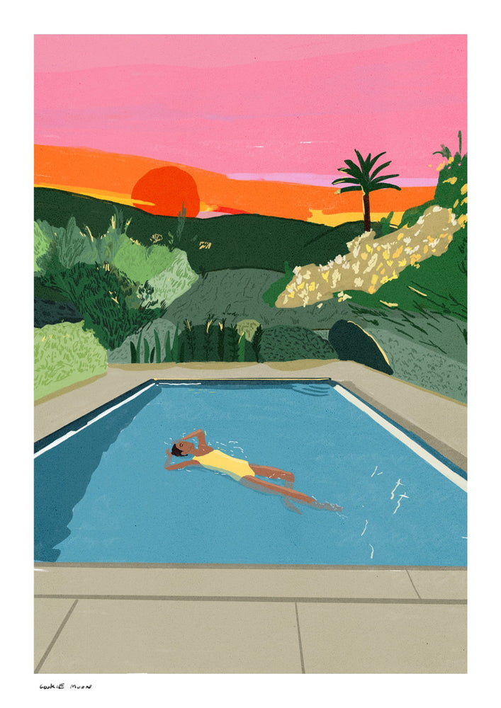 Floating under the sun 2025 מאת קוקי מון — ציפה נינוחה בבריכה כחולה, מוקפת צמחייה עשירה ודקל גבוה. שמיים ורודים ושמש כתומה מעל הגבעות מעניקים לאיור תחושה חמימה של סוף יום קיץ.