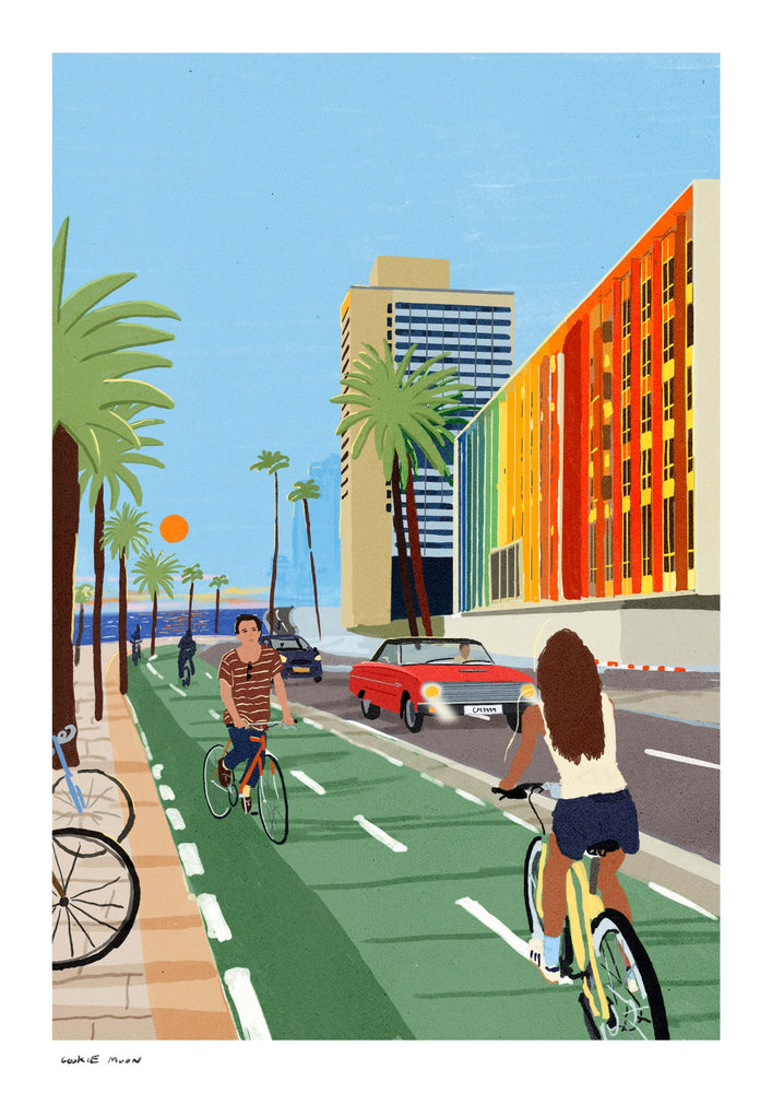 Tel Aviv Promenade מאת קוקי מון — רוכבי אופניים לאורך הטיילת, מכונית אדומה ודקלים מול הים. חזית בניין צבעונית ושמש כתומה מעניקות לסצנה התל אביבית קצב ואור.