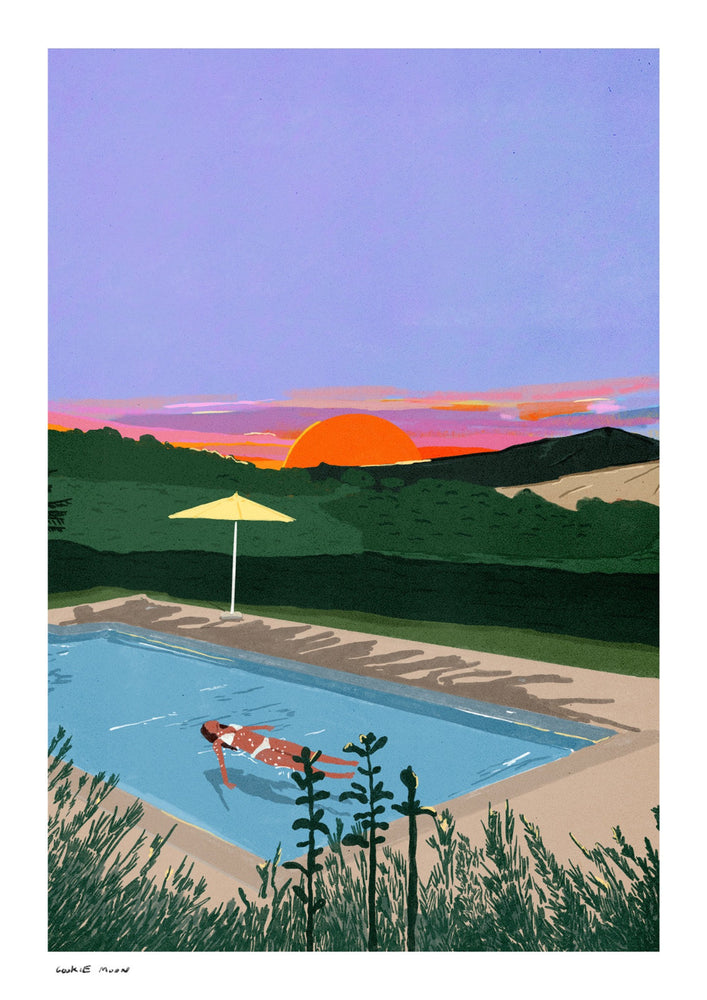 Floating in Tuscany מאת קוקי מון — רגע של שקט בבריכה מול הגבעות הירוקות של טוסקנה. שמש כתומה גדולה, שמיים סגלגלים ושמשייה צהובה נפגשים באיור קיצי מלא צבע ורוגע.