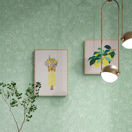 מחבקת זר בחצאית צהובה