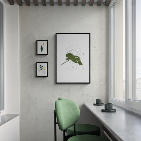 אישה עם עלה