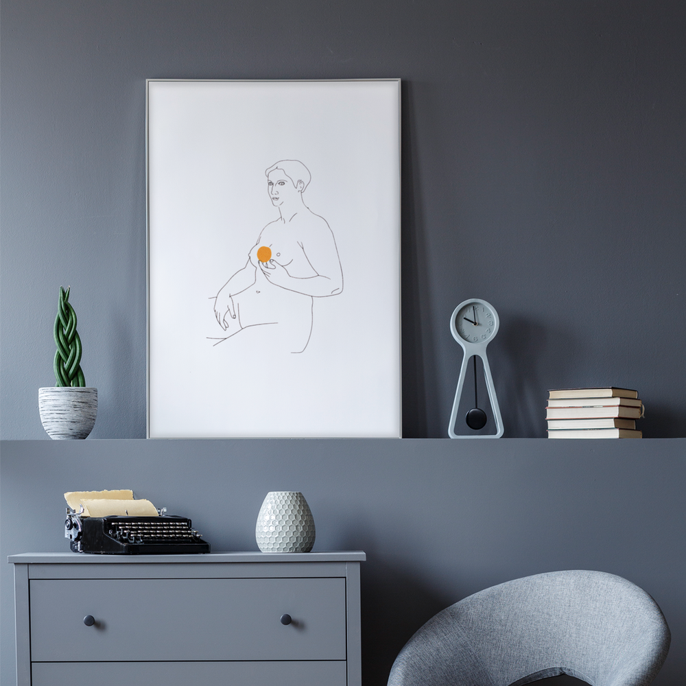 אישה עם תפוז