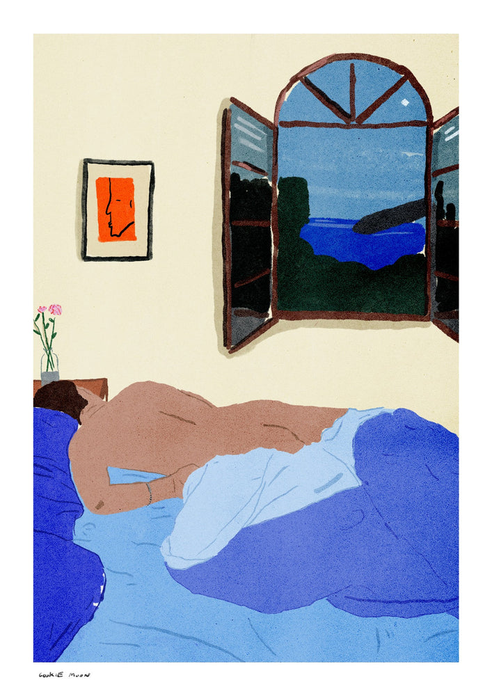 Portrait of My Love מאת קוקי מון — דמות נחה בין מצעים כחולים, לצד חלון מקושת שנפתח אל הים ושמי הערב. פרחים קטנים ודיוקן על הקיר מוסיפים צבע לרגע ביתי ואינטימי.