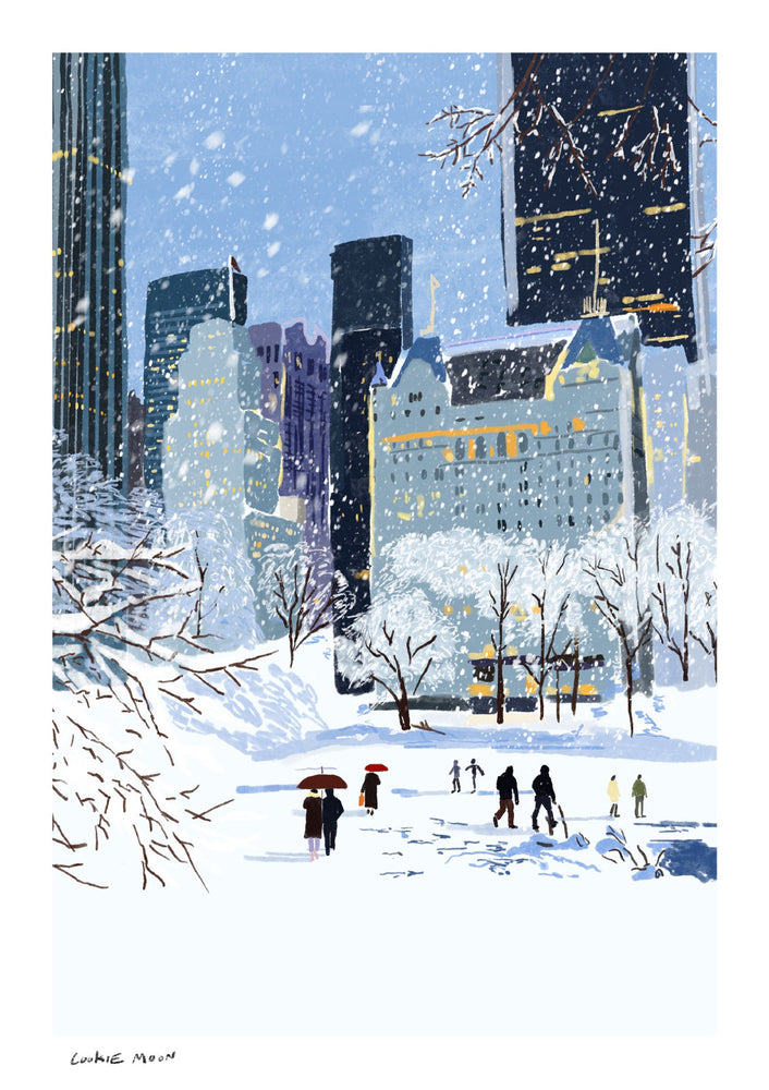 A Snowy Day in New York מאת קוקי מון — עצים ואנשים בשלג על רקע בנייני ניו יורק