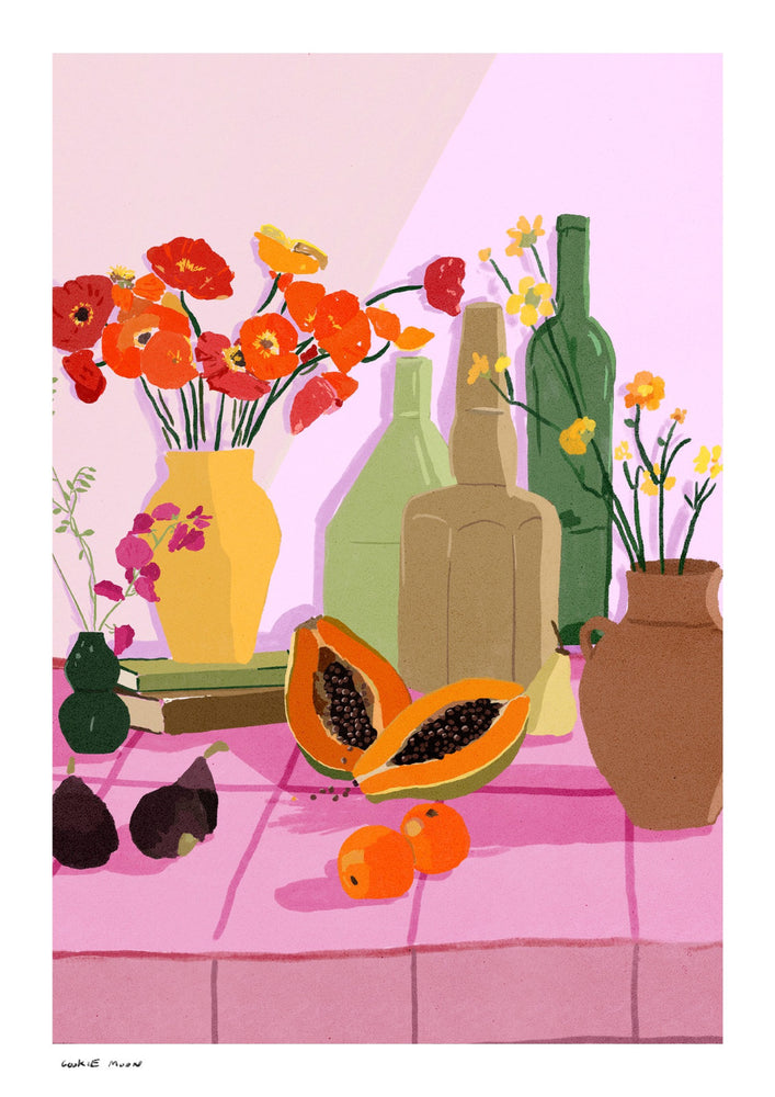 Still Life in Pink מאת קוקי מון — פרחים אדומים וכתומים, בקבוקים ירוקים ופירות טרופיים נפגשים על שולחן ורוד. משחק של אור וצל מדגיש את הכלים והצבעים החמים.