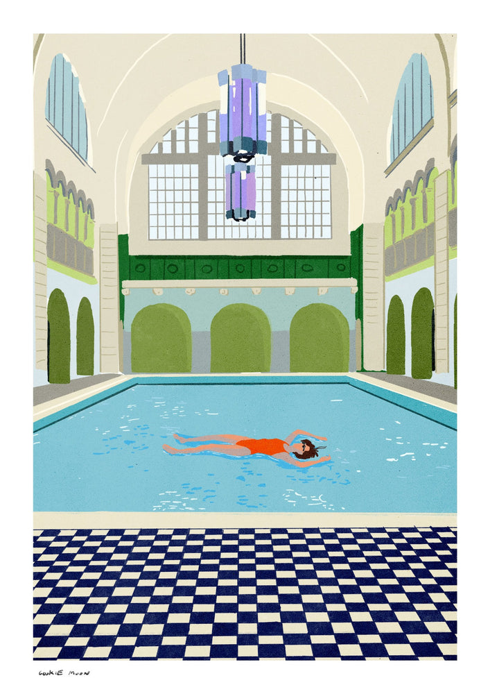 The Hamam מאת קוקי מון — דמות צפה בבריכה בגוני טורקיז, תחת תקרה מקומרת וחלונות גבוהים. קשתות ירוקות, מנורות סגלגלות ורצפה משובצת יוצרים חלל רחצה שקט ומלא צבע.